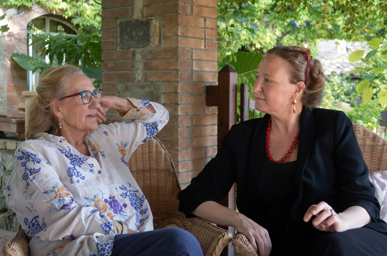 Sarah-and-Elisa-Sesti