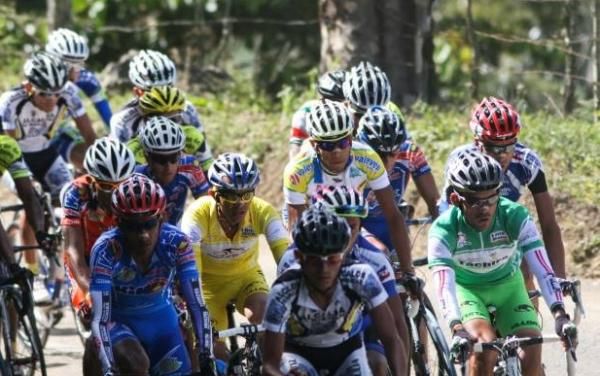 The team Gob Zulia prepared the full kit according to the color of the jersey. Race leader, "The Cat" Medina and Jose Alarcon, mountains classification leader