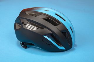 Image shows the MET Vinci MIPS which is one of the best budget cycling helmets