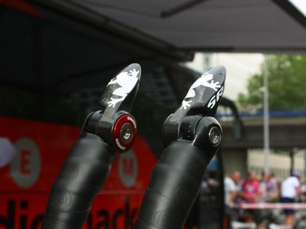 Armstrong's Zipp VukaR2C shifters are decorated with a pair of SRAM's frog icons.