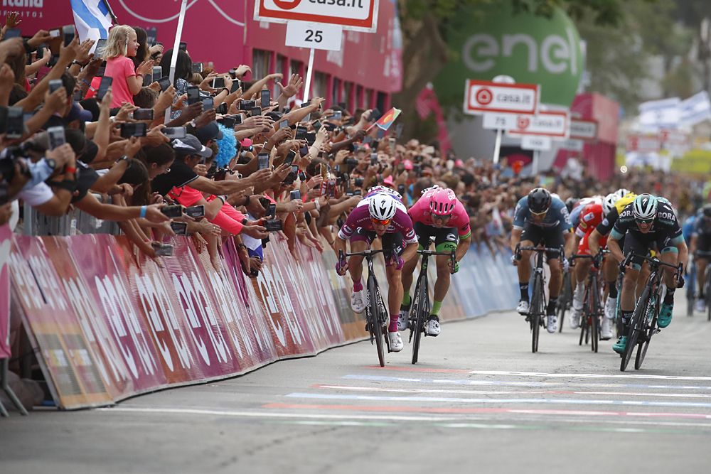 Giro d'Italia stage 3 bunch sprint