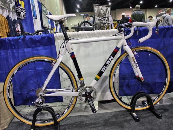 Alan is probably best known for its 'cross frames and Stellina Sport is keeping the flame burning bright.