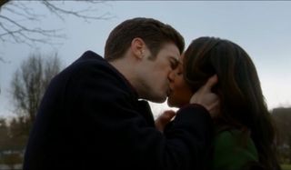 barry and iris first kiss the flash season 1