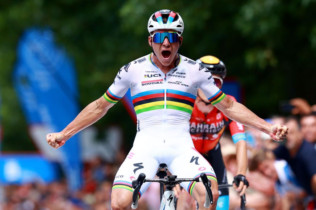 Remco Evenepoel outsprinting Pello Bilbao to win Clasicá San Sebastián 2023