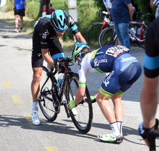 Simon Clarke helps Richie Porte after a flat tyre on stage ten of the 2015 Giro d'Italia