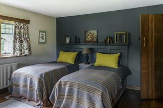 twin beds with shared headboard