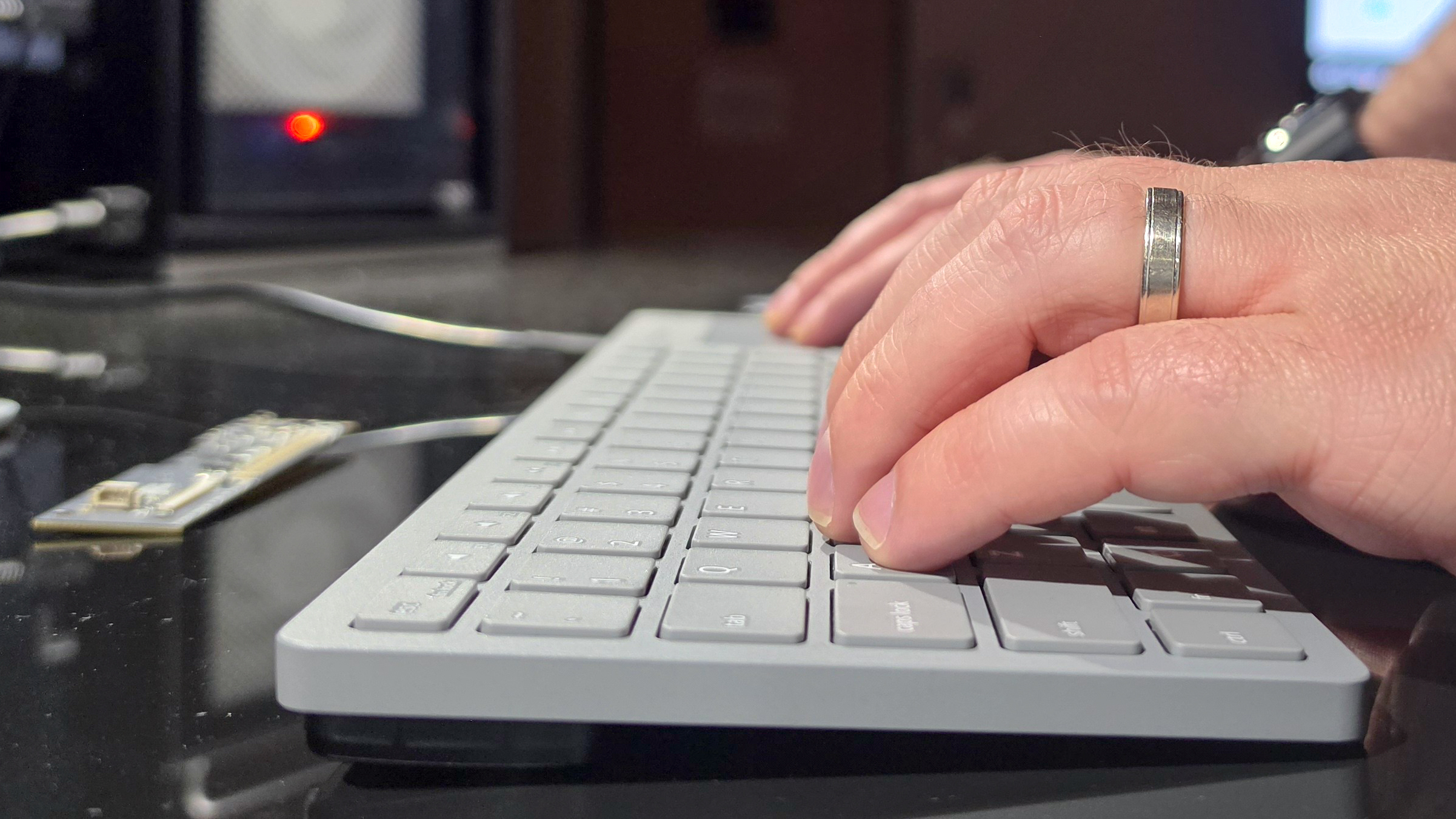 شخصی که روی صفحه‌کلید صفحه‌کلید بی‌سیم Framework تایپ می‌کند