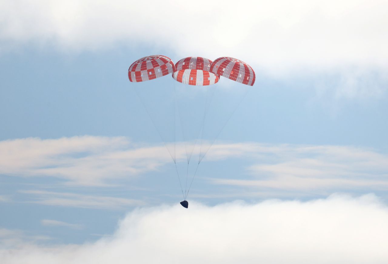 NASA&amp;#039;s Orion Capsule descends