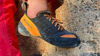 Do rock climbing shoes need to be uncomfortable: Scarpa Instinct Lace climbing shoes