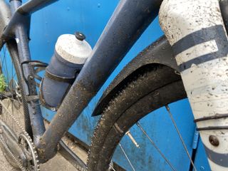 Image shows a gravel bike with the Mudhugger Gravelhugger front mudguard attached.