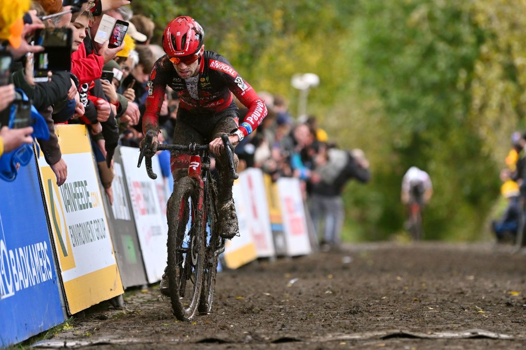 Eli Iserbyt (Pauwels Sauzen Bingoal) won the Superprestige round in Niel