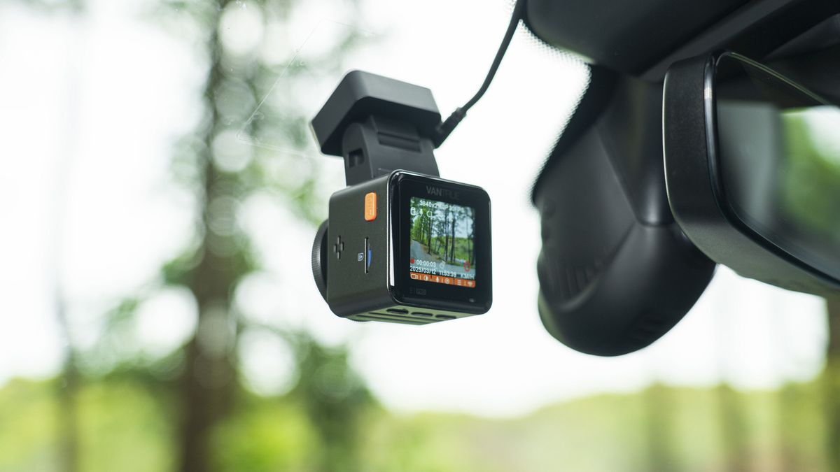 Vantrue E1 Pro dash cam mounted to a car windscreen