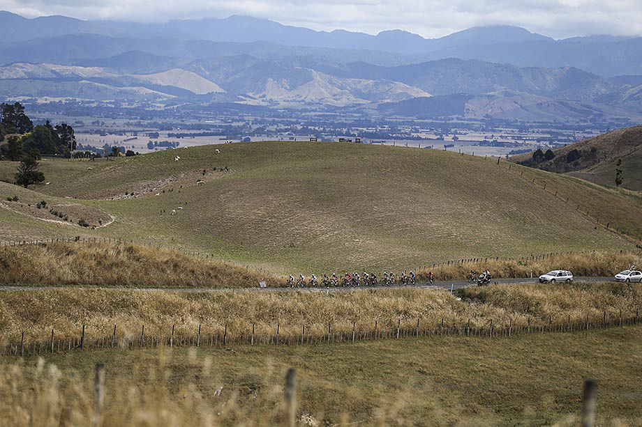 The peloton traverse their way over the second KOM