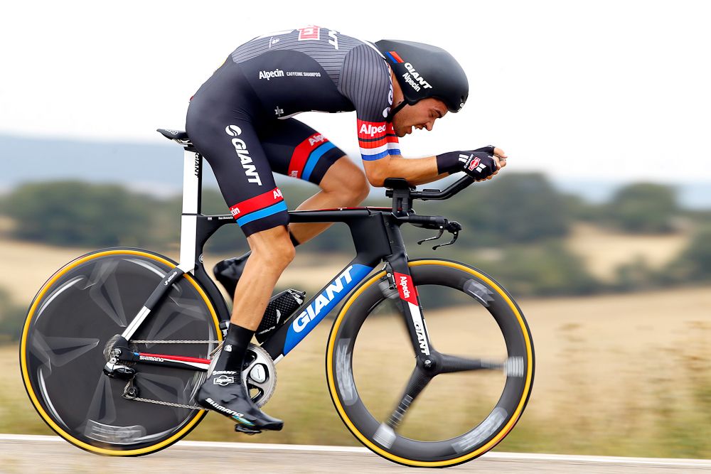 Tom Dumoulin (Giant-Alpecin) on his way to winning stage 17 and taking over the race lead.