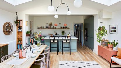 厨房扩建部分的蓝色橱柜，配有斯堪的纳维亚风格的家具