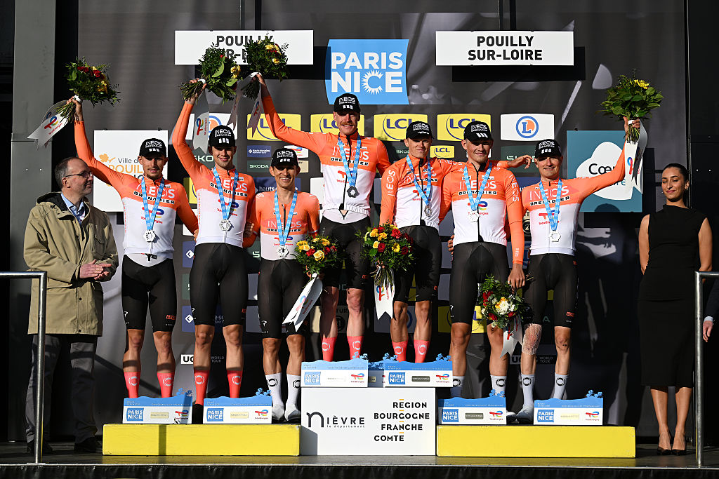 POUILLY-SUR-LOIRE, FRANÇA - 10 DE MARÇO: Oscar Onley da Grã-Bretanha, Dorian Godon da França, Michal Kwiatkowski da Polônia, Carlos Rodriguez da Espanha, Joshua Tarling da Grã-Bretanha, Kevin Vauquelin da França, Samuel Watson da Grã-Bretanha e a equipe INEOS Grenadiers comemoram no pódio como vencedores do pódio durante o 2026 84º Paris-Nice, Etapa 3, uma etapa de contra-relógio por equipe. 23,5 km de Cosne-Cours-sur-Loire a Pouilly-sur-Loire / #UCIWT / em 10 de março de 2026 em Pouilly-sur-Loire. França (foto de Szymon Guchalski/Getty Images)