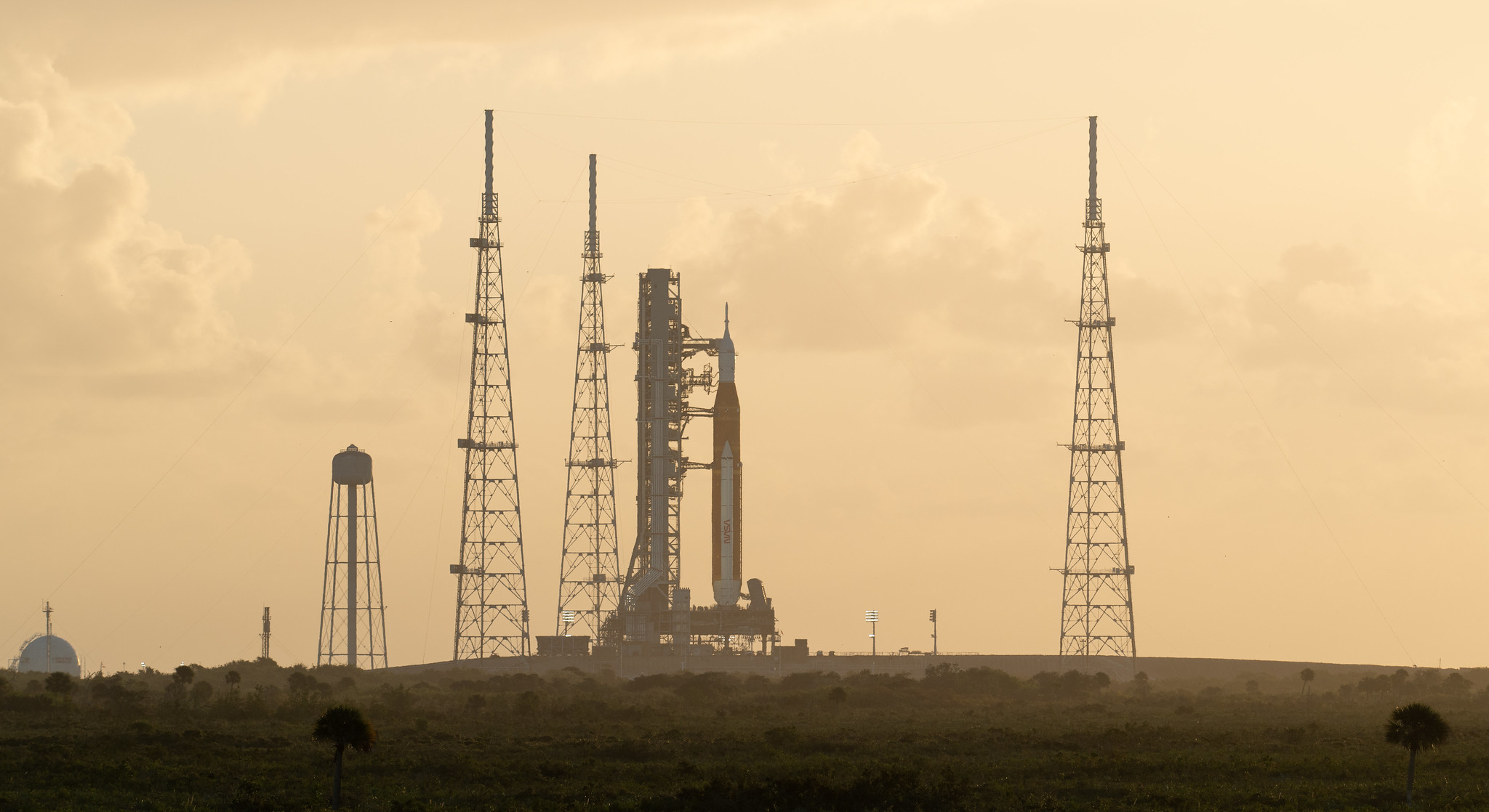 El cohete del Sistema de Lanzamiento Espacial (SLS) de la NASA con la nave espacial Orion a bordo se ve encima del vehículo de lanzamiento móvil en la plataforma de lanzamiento 39B durante los preparativos para el lanzamiento el lunes 7 de noviembre de 2022 en el Centro Espacial Kennedy de la NASA que continuará en Florida.