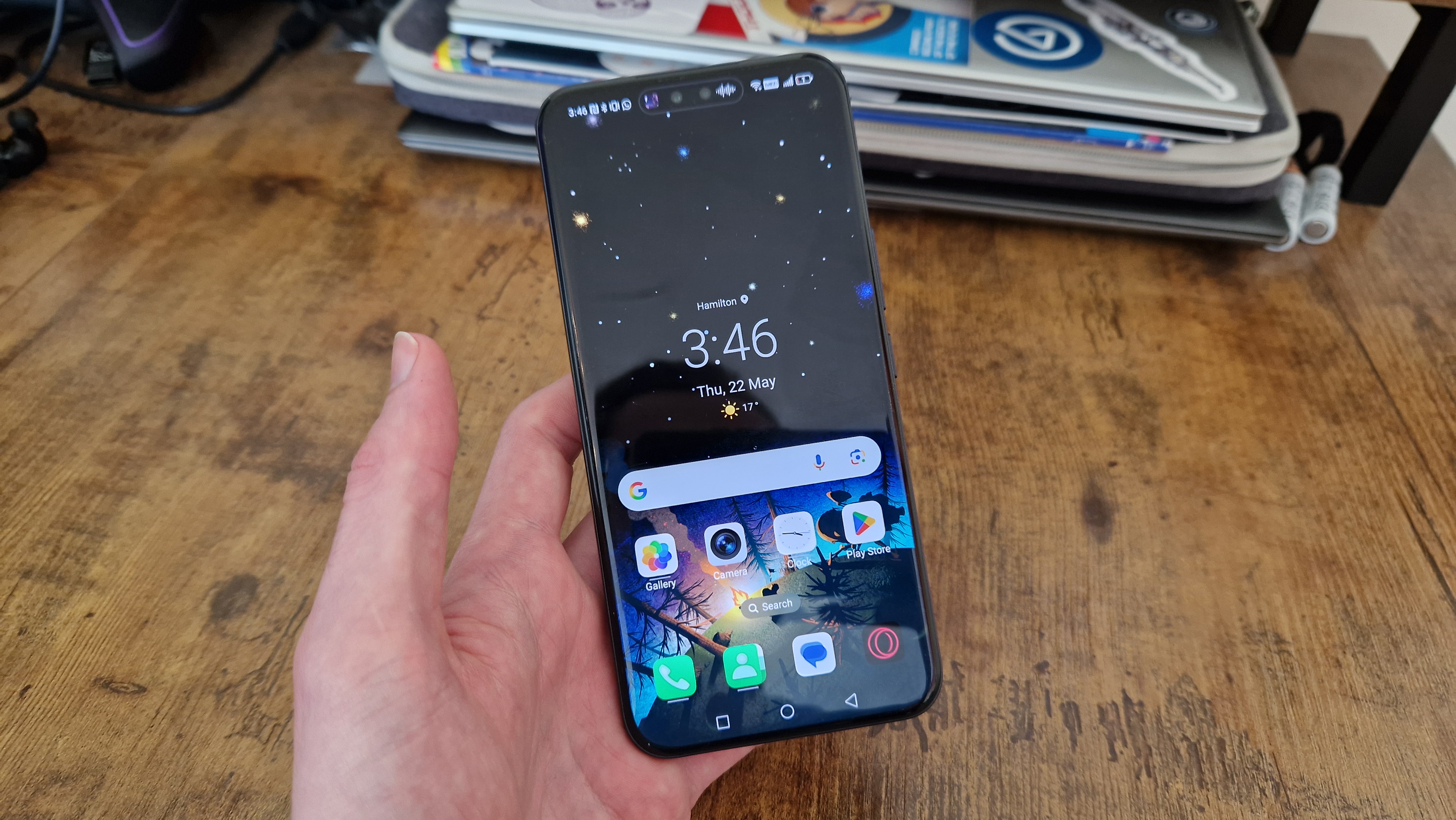 A reviewer's home screen setup on the Honor 400 Pro