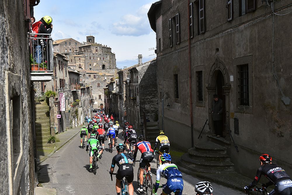 The peloton heads through a town