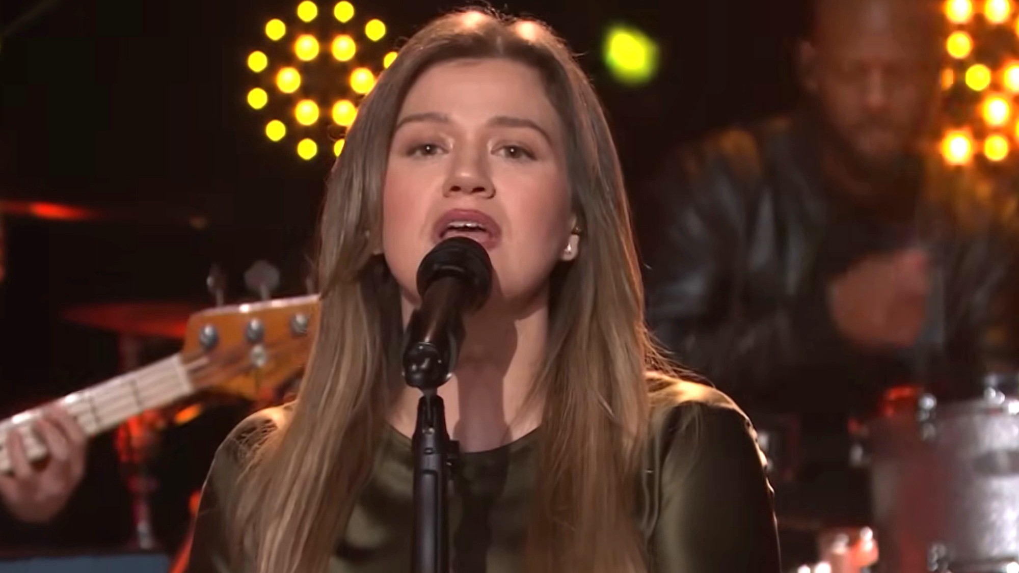 Kelly Clarkson is shown singing on The Kelly Clarkson Show.