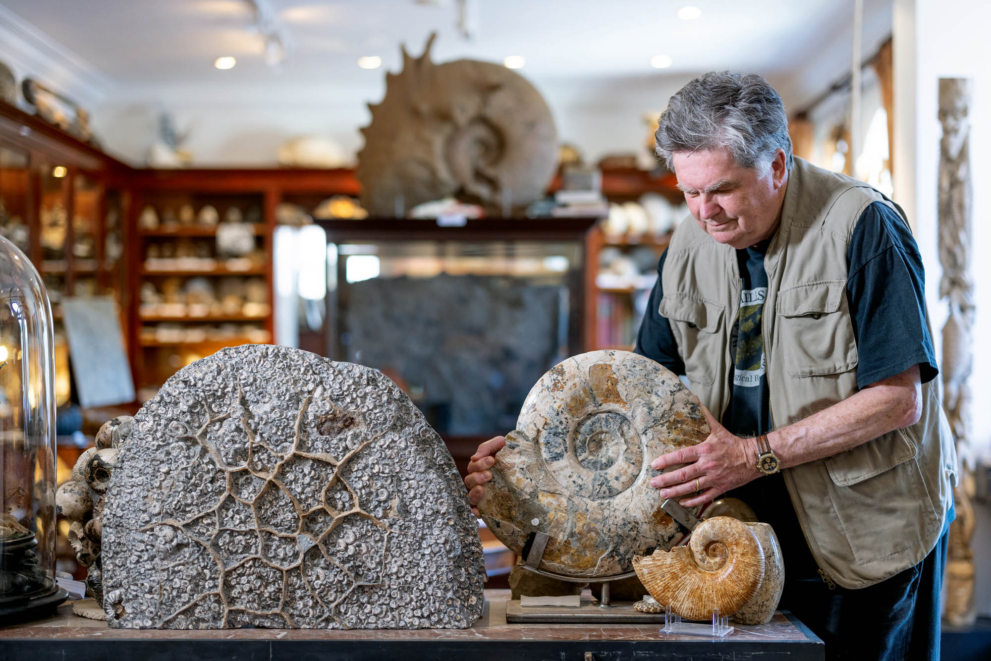 The key to understanding: fossil hunter Wolfgang Grulke with his specimens.