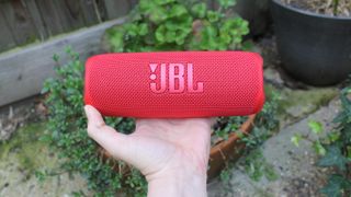 the jbl flip 6 portable speaker