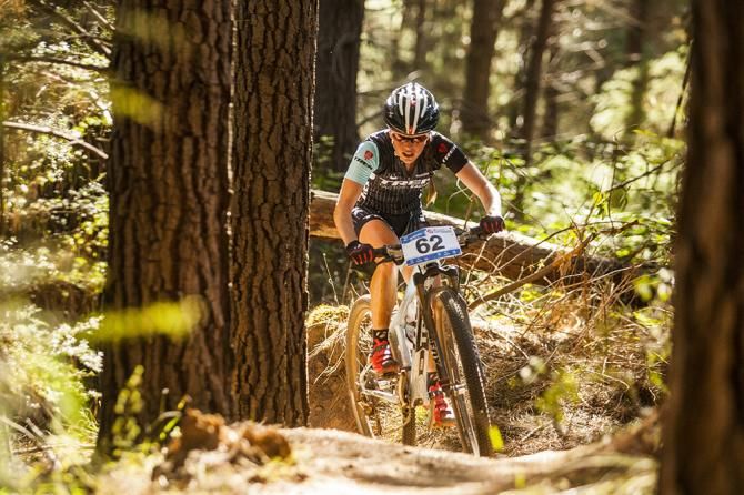Bec Henderson leads the elite women's race