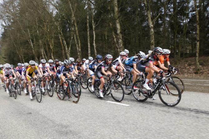 Taylor Wiles (Specialized - lululemon) leads the peloton