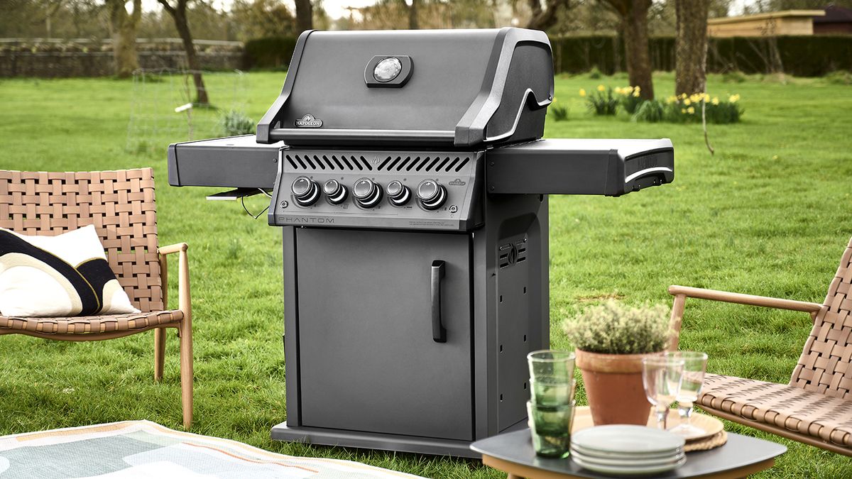 Napoleon Phantom Rogue SE 425 review - our editor grills the high-end gas barbecue