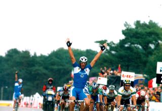 Mario Cipollini wins the 2002 World Championship road race