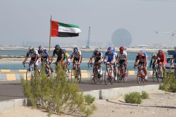 The peloton battle crosswinds in the UAE