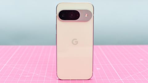 Google Pixel 9 en Wintergreen montrant la barre de l&#039;appareil photo arrière.