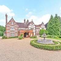 Exquisite Manor House in Surrey HillsDistance: