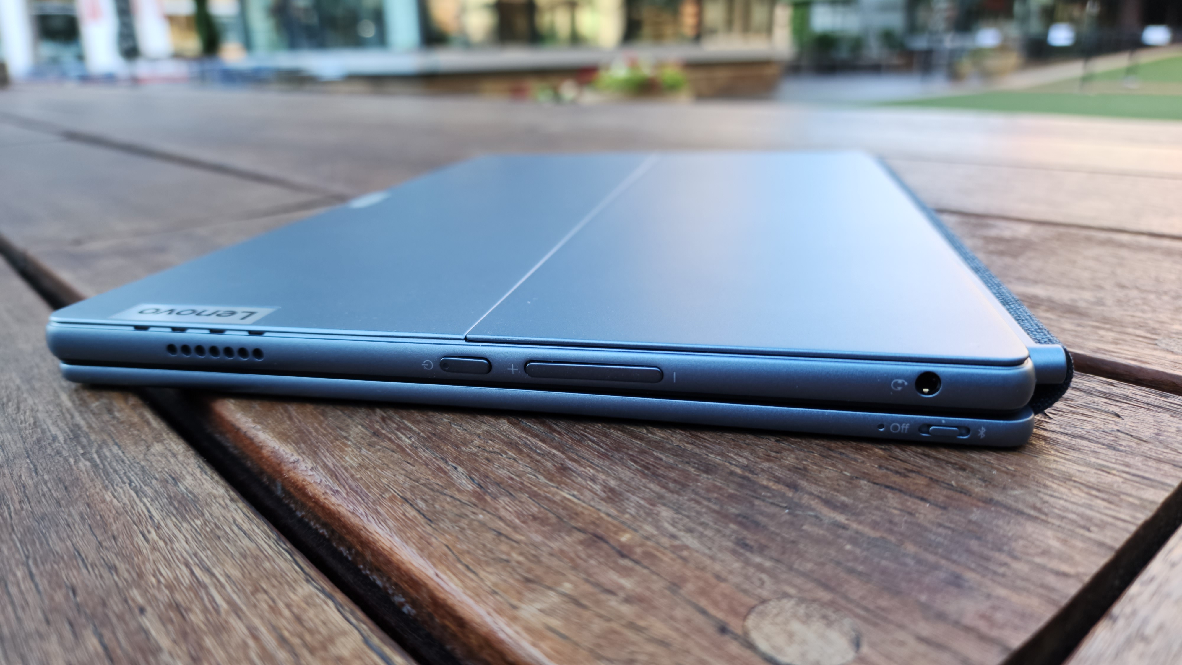 Lenovo IdeaPad Duet 5i right edge