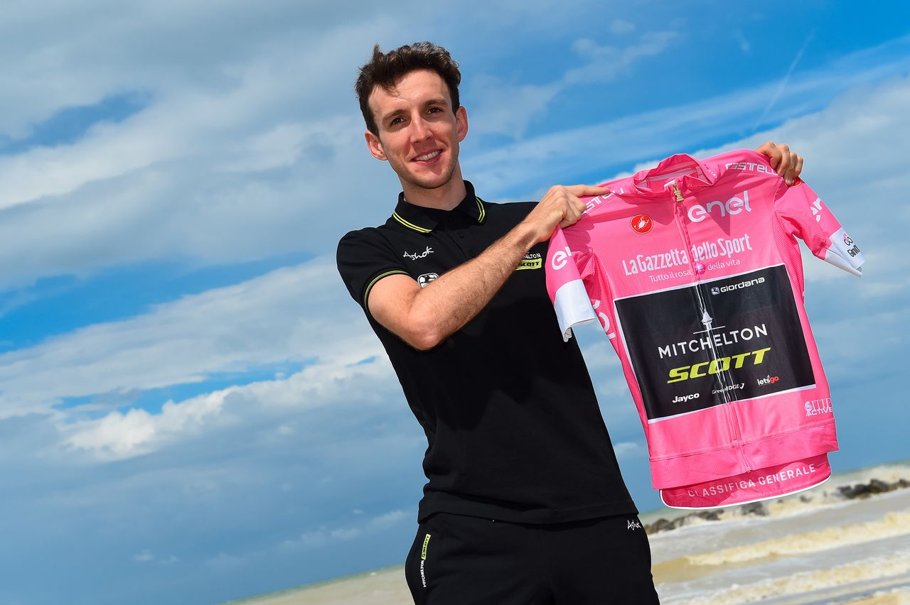 Simon Yates poses with his maglia rosa