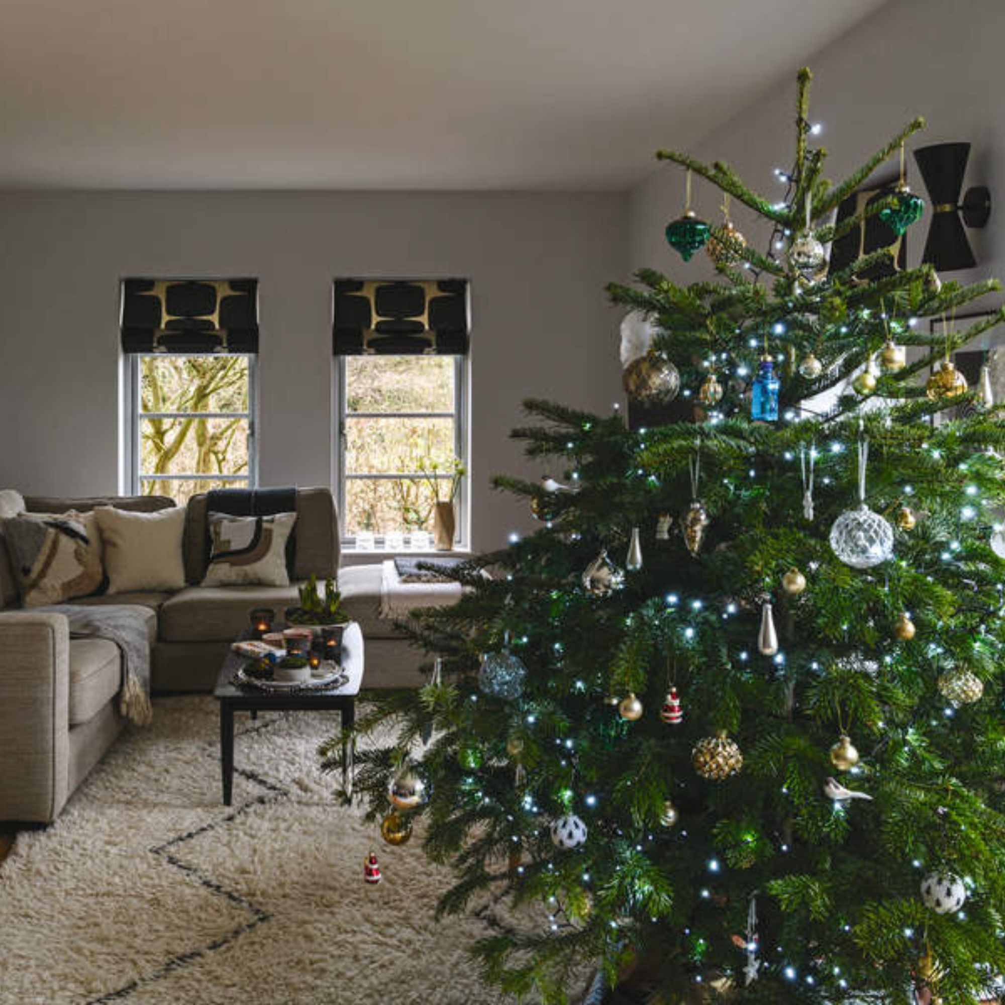 How To Decorate A Real Christmas Tree - The Best Tips And Tricks! - Simply  Lovely Living