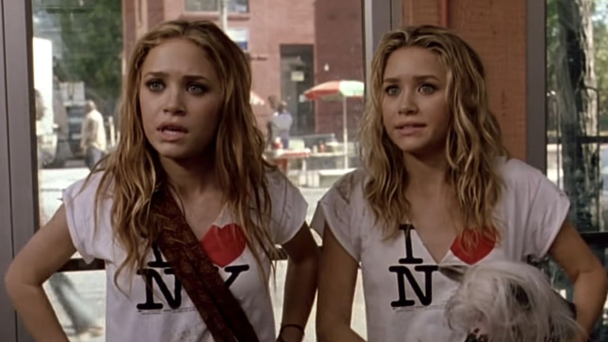 Mary Kate and Ashley Olsen&#039;s Roxy and Jane wearing I Love New York T-shirts in New York Minute