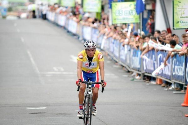 Fabricio Quiros handed the yellow jersey over to his BCR-Pizza Hut-KHS-Powerade teammate Gregori Brenes