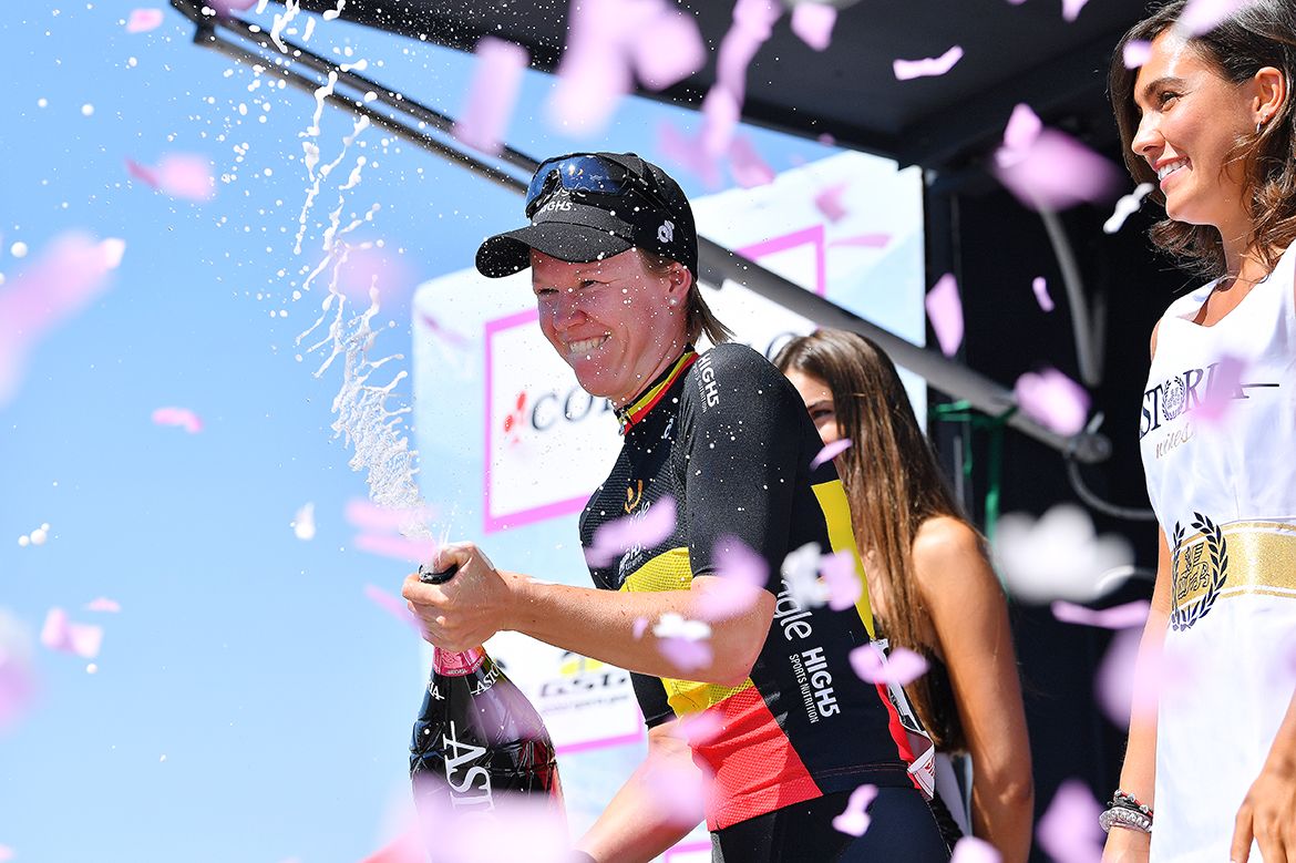 Jolien D'hoore (Wiggle-High5) celebrates