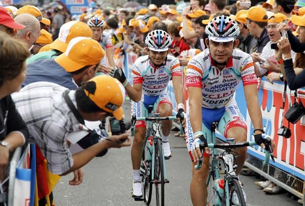 The Androni-Giocattoli team gets attention from the tifosi