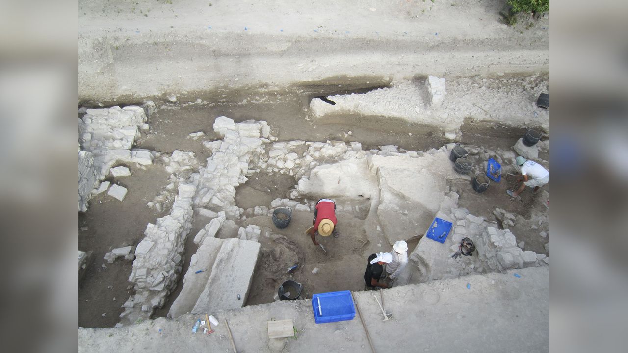The Bronze Age ruins were discovered in 2009 near the waterfront of &Ccedil;eşme ahead of the construction of a new apartment building.