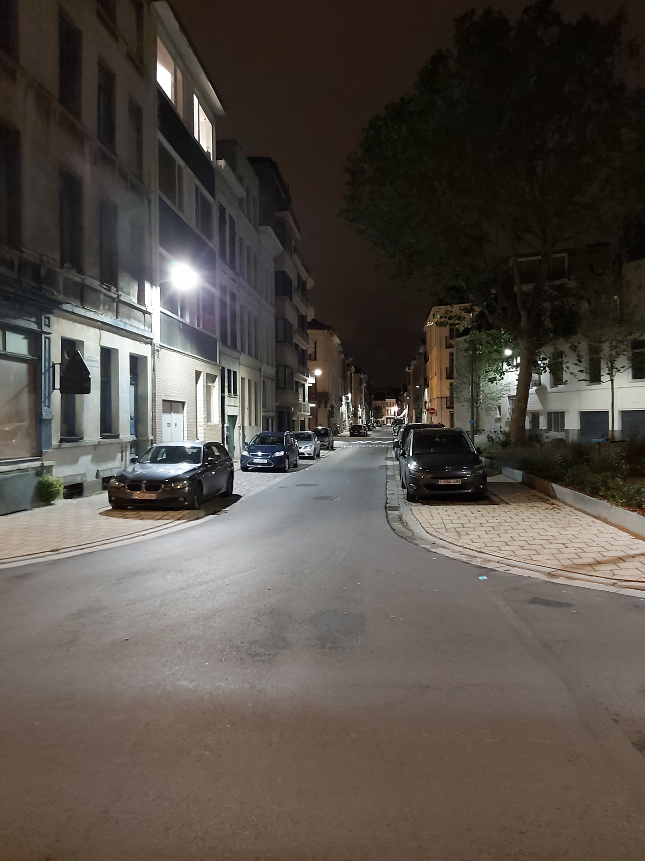 De straatlamp is hier enorm fel terwijl de boom rechts een zwarte vlek lijkt