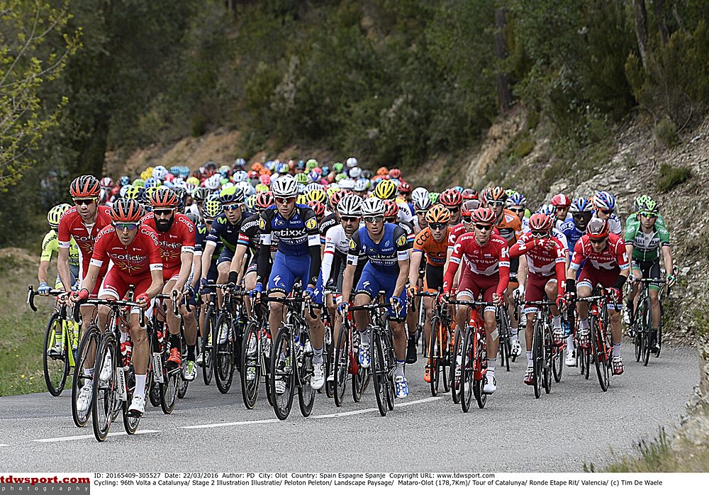 The peloton together during stage 2