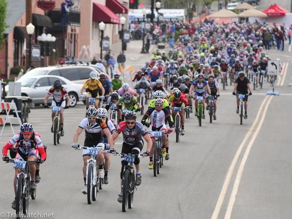 The first of 1700 racers head out of town