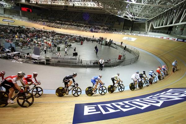 The men's scratch race action.