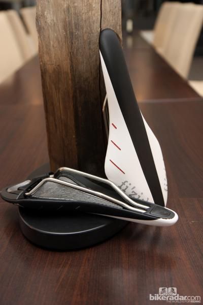 A fiberglass shell and k:ium rails boost the weight of the new fi'zi:k Arione R3 saddle to 185g.