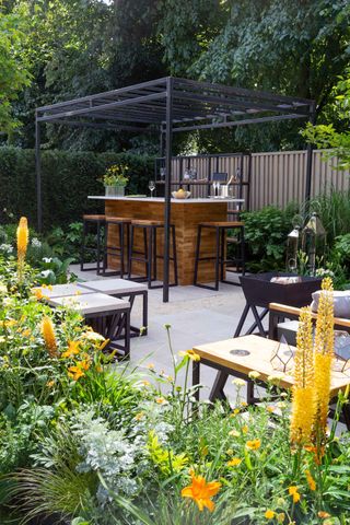 The landform garden bar designed by rhiannon williams for rhs hampton court 2018