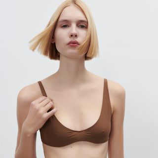 bras vs bralettes model wearing a brown bra from Zara