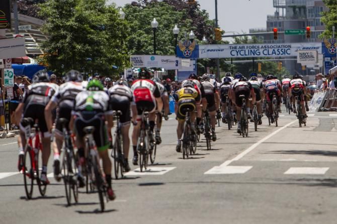 The men's field starts to get strung out with not too many laps to go.