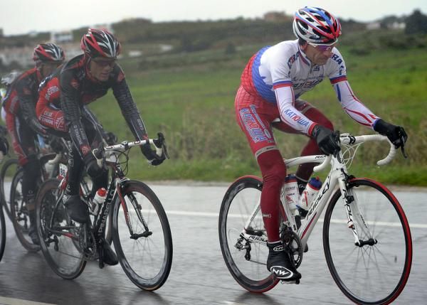 Sergei Ivanov (Katusha) shadowed by the Caisse d"Epargne boys